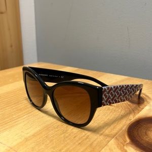 burberry sunglasses with B logo design